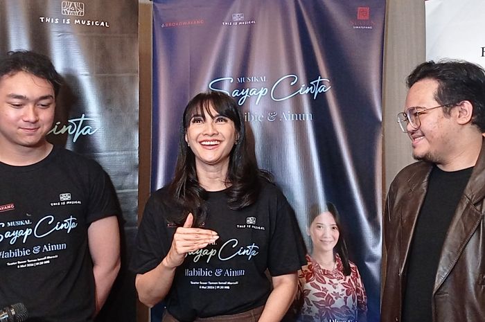 Maudy Koesnaedi stars in Sayap Cinta Habibie & Ainun musical at Taman Ismail Marzuki. Discover her journey in vocal training, research, and stage choreography.