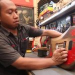 Master luthier Arif Cahyono elevates Arch Guitars to global acclaim. Discover his expert guitar repairs, Buzz Feiten tuning, and custom mods for elite musicians.