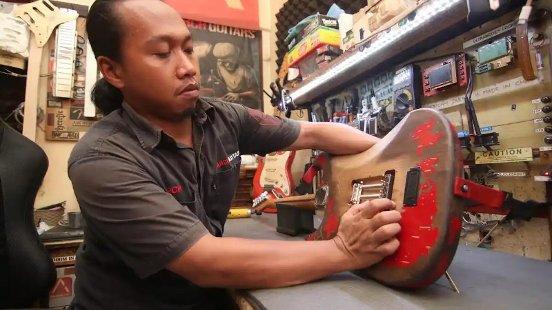 Master luthier Arif Cahyono elevates Arch Guitars to global acclaim. Discover his expert guitar repairs, Buzz Feiten tuning, and custom mods for elite musicians.