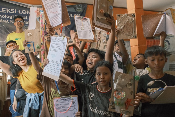 Discover Museum MACAN’s CORAL project in Kalibaru, where designers and fishermen turn waste into art to fight the climate crisis and improve local sanitation.