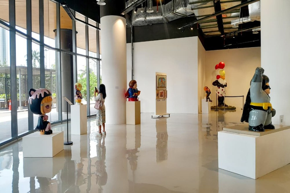 Explore The Stage art exhibition at K Mall Jakarta. Discover 39 sculptures and paintings by 10 artists, including Andre Tanama, Adi Gunawan, and Arkiv Vilmansa.