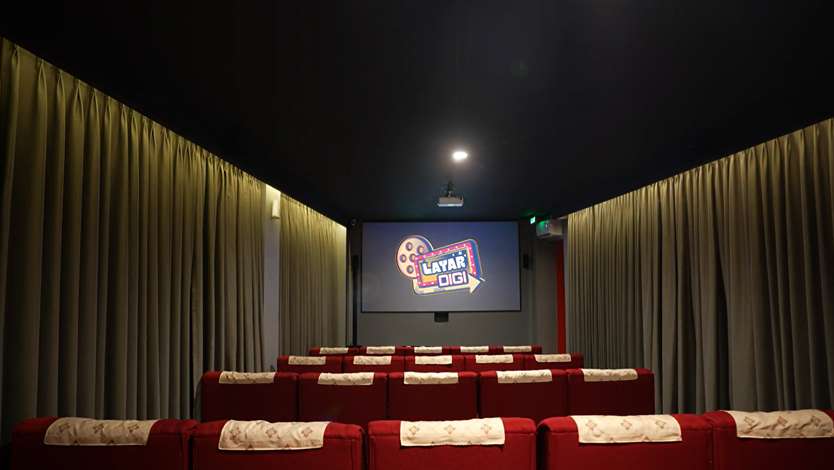 Alfamart partners with Layar Digi to launch a micro cinema at its Gading Serpong outlet, offering affordable Indonesian films and a new entertainment experience for local communities.