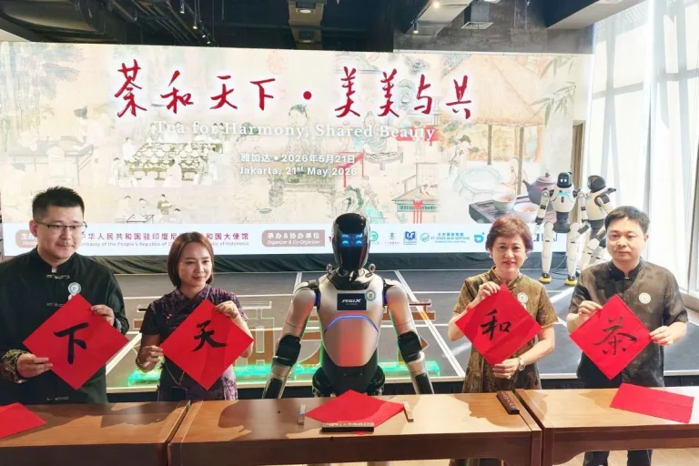 AGIBOT Humanoid Robots Join Jakarta’s Art and Culture Scene