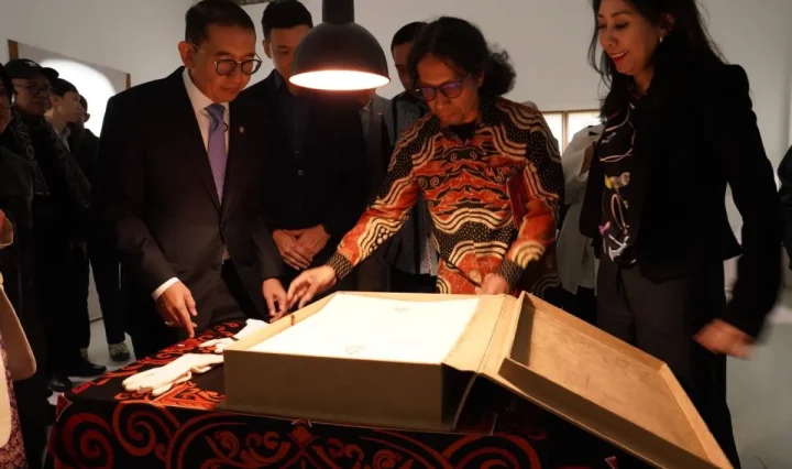 Experience Indonesia's Printing the Unprinted at Venice Biennale 2026. Discover an epic 15th-century sea voyage through 21 beautiful art etchings.