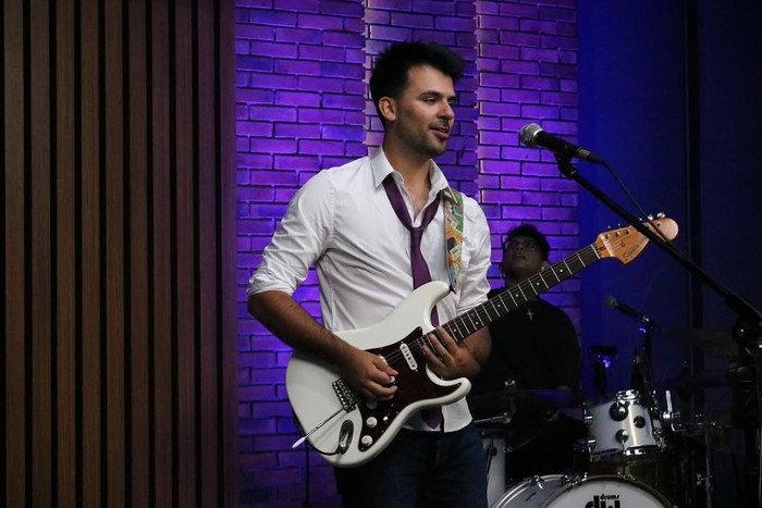 Josh Holmes sells out his 2026 Jakarta debut at M Bloc. Discover his journey from Bali to the stage and the release of his new pop-punk single Last First Kiss.
