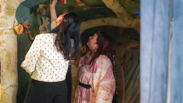 Explore Mountain Song, an immersive collaboration between Citra Sasmita and Cinta Bumi Artisans at KiN Space Jakarta, featuring ancestral barkcloth and multisensory nature narratives.