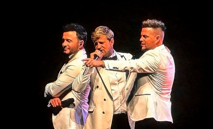 Westlife sells out Jakarta's GBK Stadium concert in 12 hours. Discover their 25th-anniversary tour details, massive production plans, and new album here.