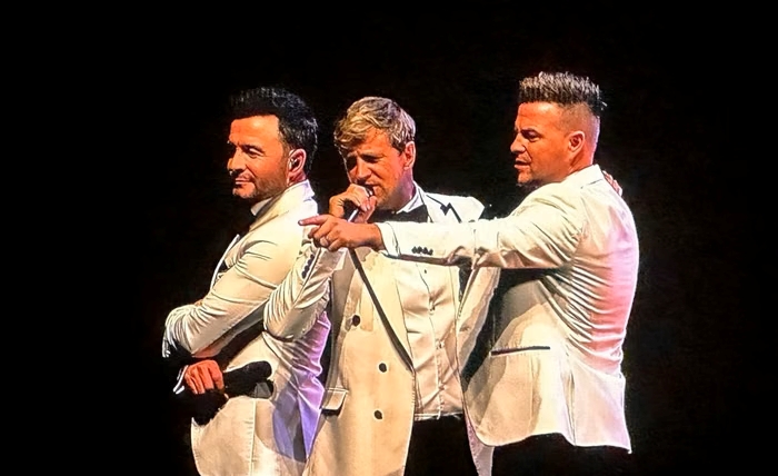 Westlife sells out Jakarta's GBK Stadium concert in 12 hours. Discover their 25th-anniversary tour details, massive production plans, and new album here.