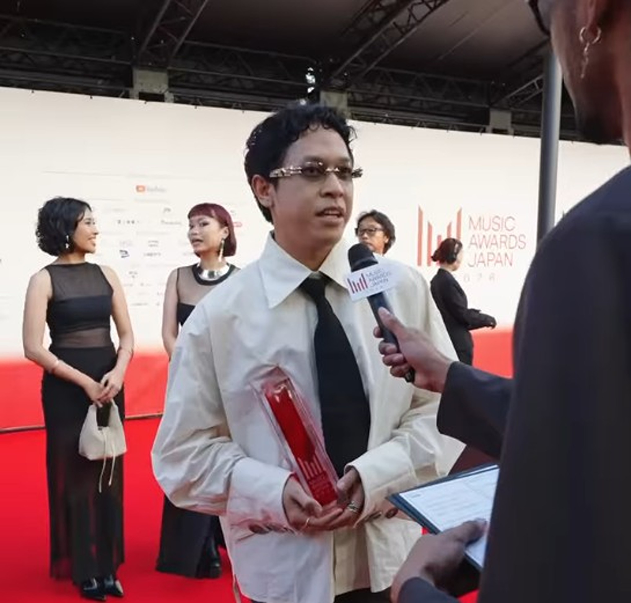 Indonesian singer Hindia wins at Music Awards Japan 2026 for his song 'everything u are.' Read about his historic Tokyo win and creative production team.